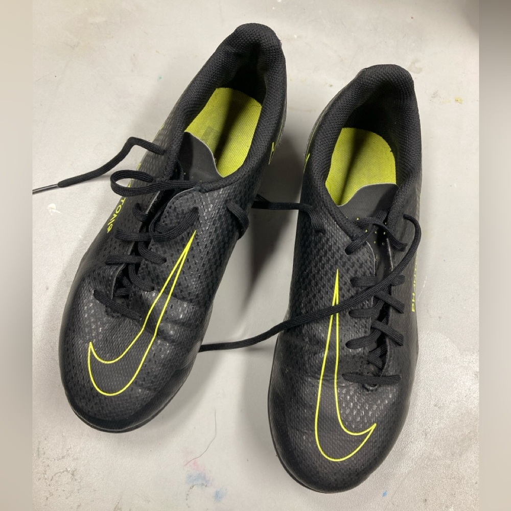 💚 Nike Phantom youth soccer cleats
